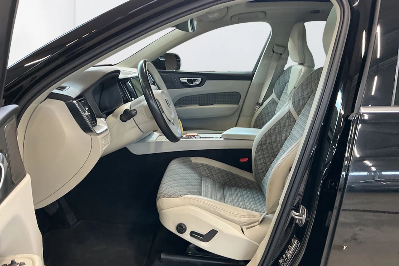 Volvo XC60 Recharge T6 AWD Inscription Exp Pano Cockpit H/K BLIS 341hk – bild 6 av 12