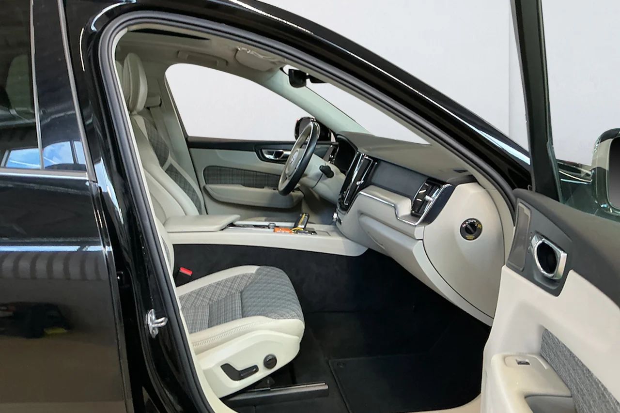 Volvo XC60 Recharge T6 AWD Inscription Exp Pano Cockpit H/K BLIS 341hk – bild 9 av 12