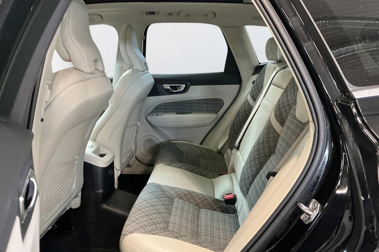 Volvo XC60 Recharge T6 AWD Inscription Exp Pano Cockpit H/K BLIS 341hk – bild 8 av 12