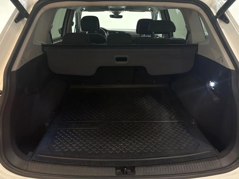 Volkswagen Tiguan Allspace 2.0 TDI 4Motion Elegance 5sits Drag Kamera Värmare Cockpit MOMS 200hk – bild 10 av 11