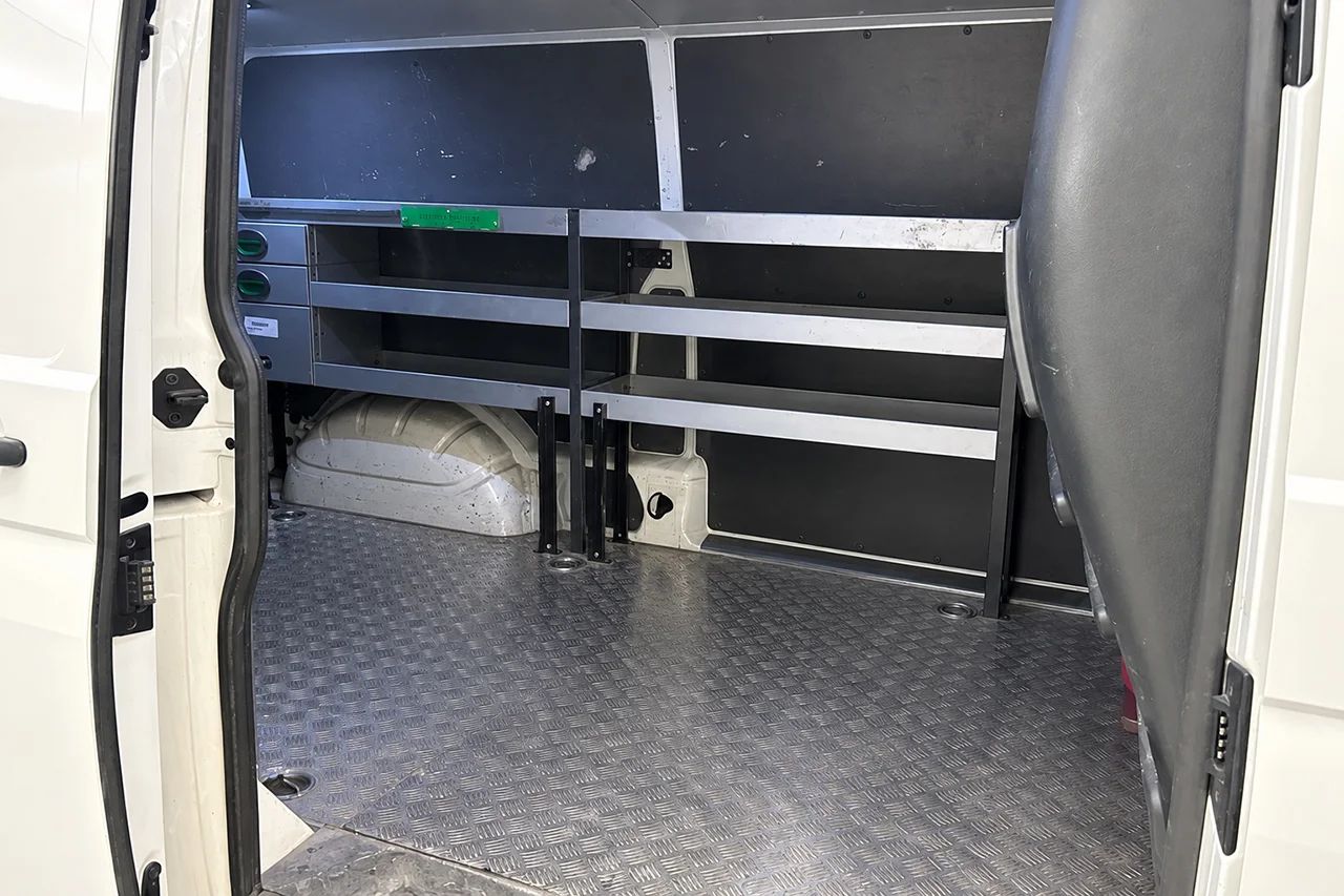 Volkswagen Transporter T30 2.0 TDI L2H1 Drag Inredd Kamera Värmare 150hk – bild 7 av 9
