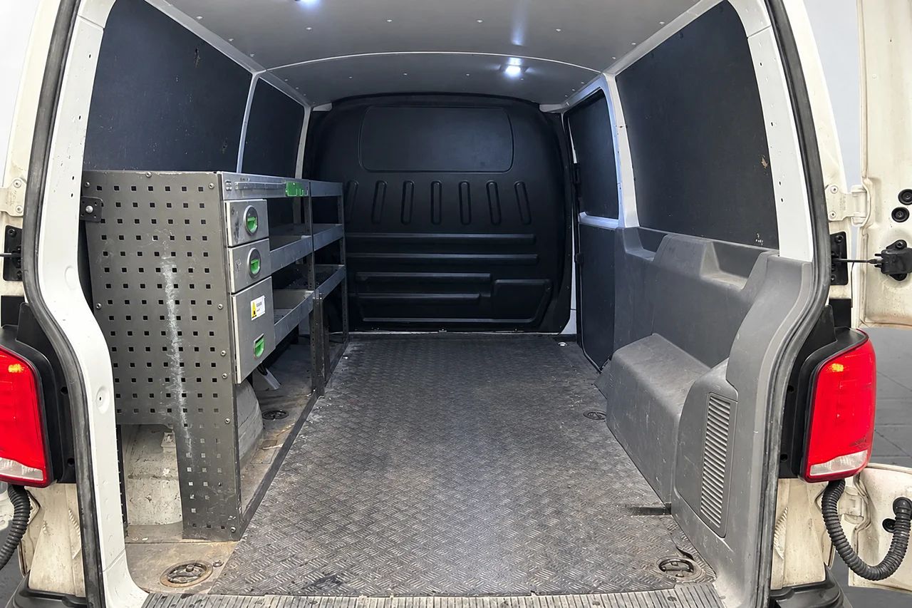Volkswagen Transporter T30 2.0 TDI L2H1 Drag Inredd Kamera Värmare 150hk – bild 8 av 9