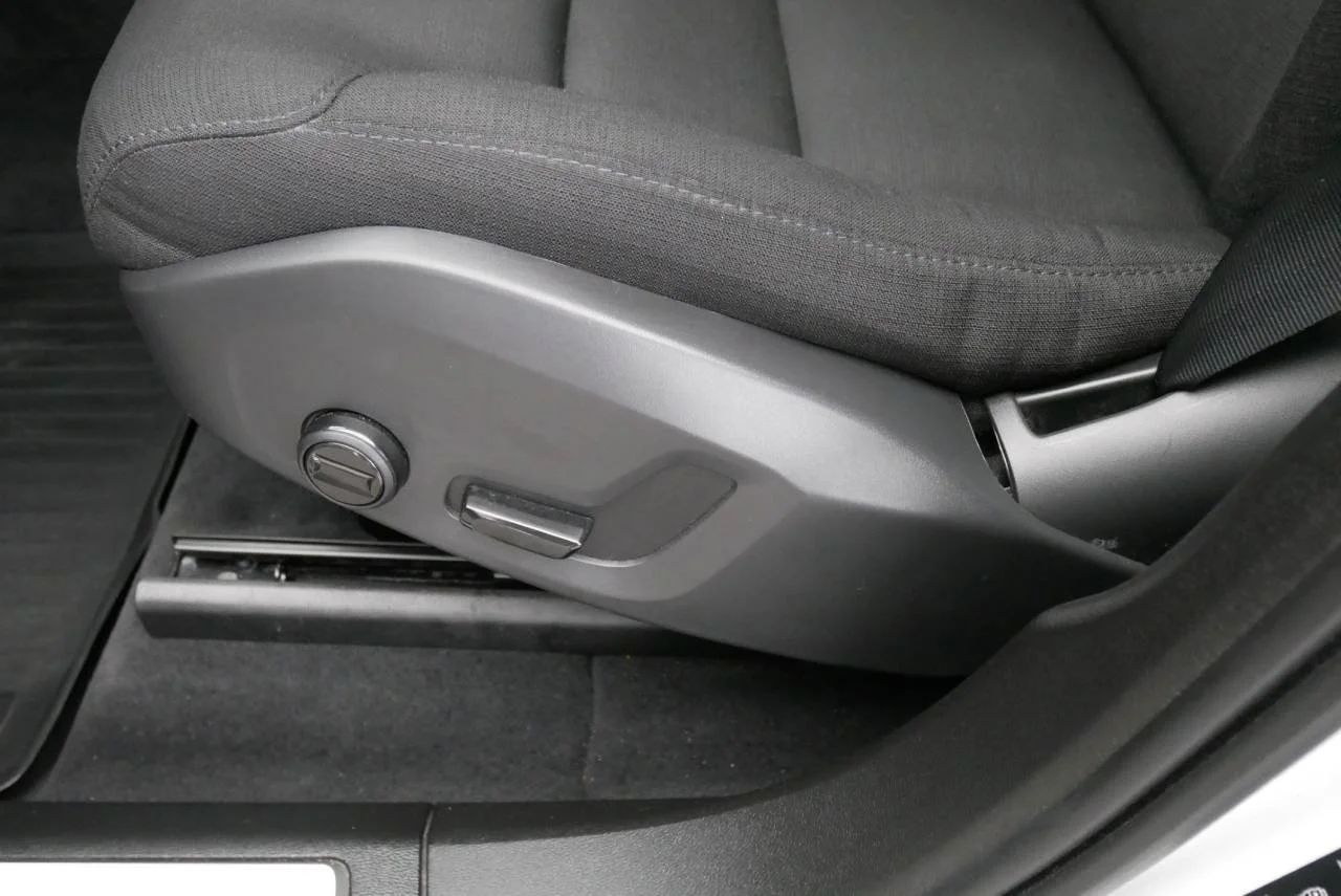 Volvo XC60 T8 Twin Engine AWD Momentum Drag Pano Värmare MOMS 392hk – bild 9 av 20
