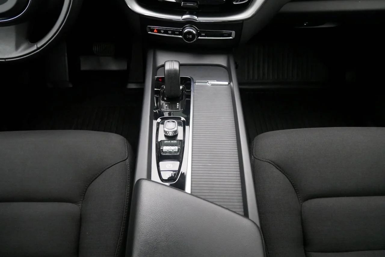 Volvo XC60 T8 Twin Engine AWD Momentum Drag Pano Värmare MOMS 392hk – bild 16 av 20