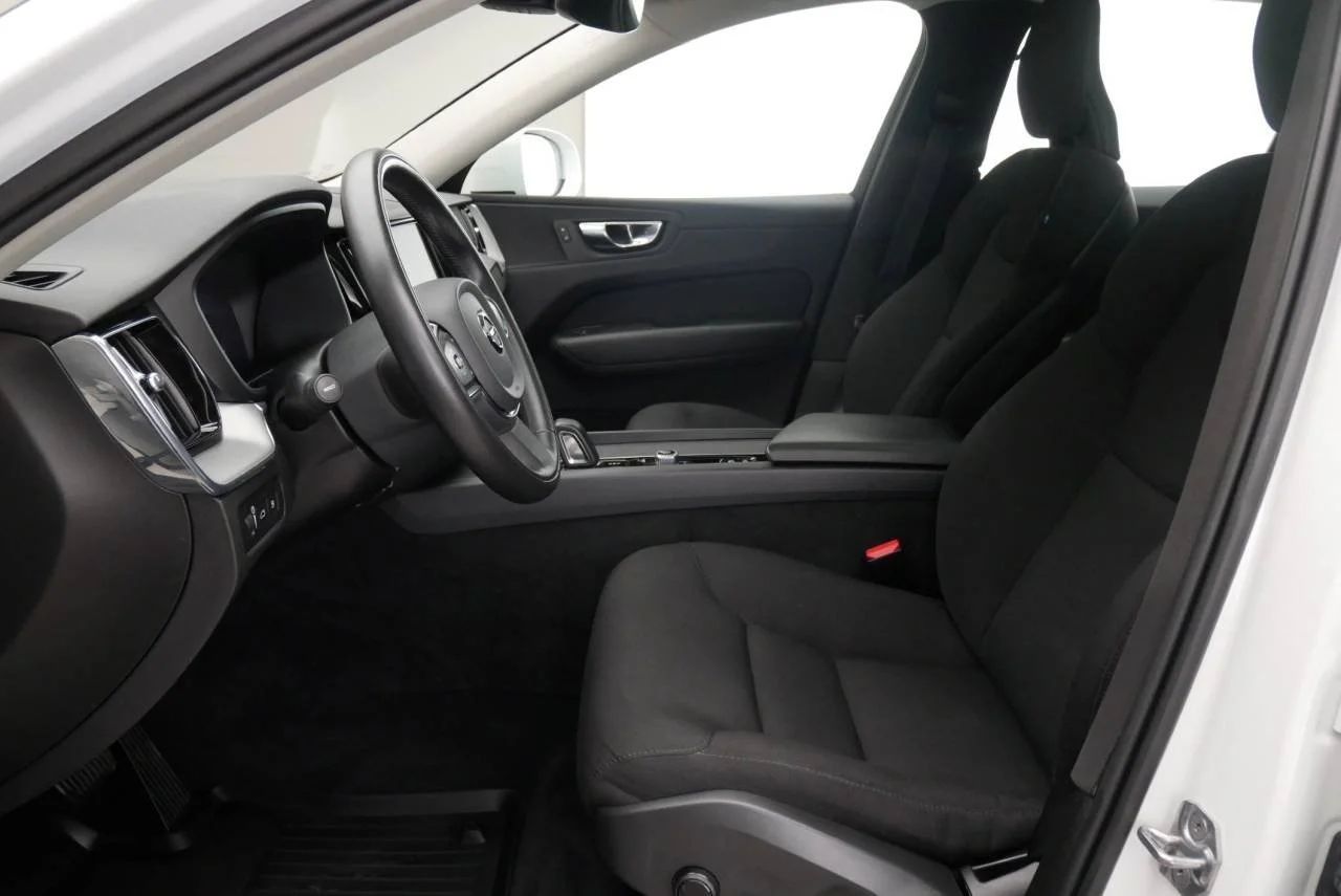Volvo XC60 T8 Twin Engine AWD Momentum Drag Pano Värmare MOMS 392hk – bild 7 av 20