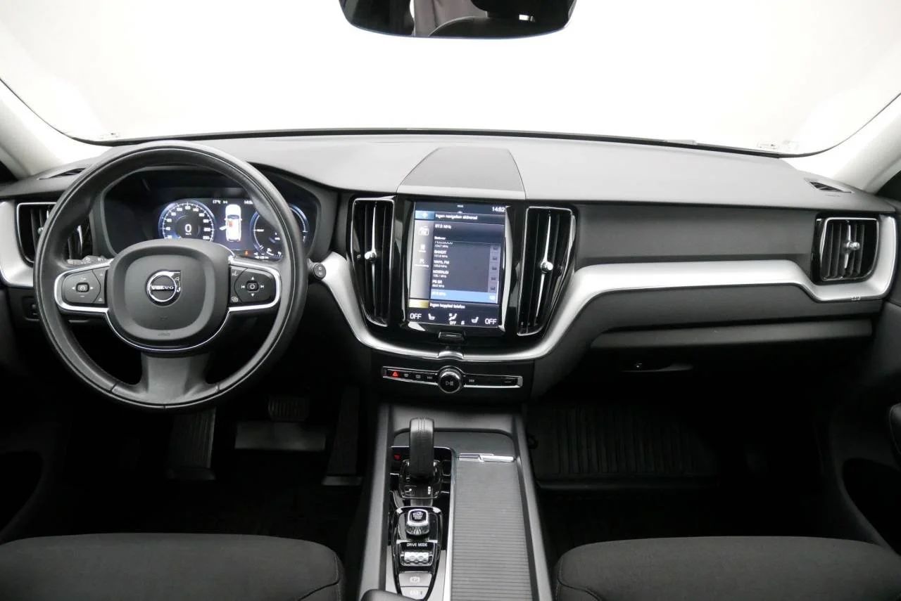 Volvo XC60 T8 Twin Engine AWD Momentum Drag Pano Värmare MOMS 392hk – bild 12 av 20