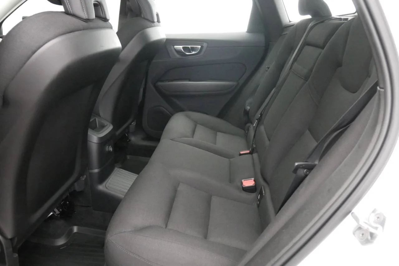 Volvo XC60 T8 Twin Engine AWD Momentum Drag Pano Värmare MOMS 392hk – bild 8 av 20