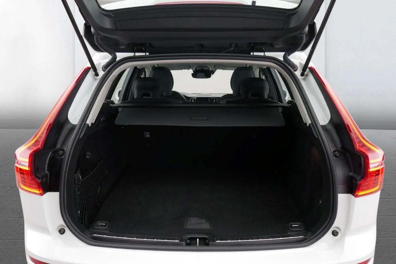 Volvo XC60 T8 Twin Engine AWD Momentum Drag Pano Värmare MOMS 392hk – bild 17 av 20