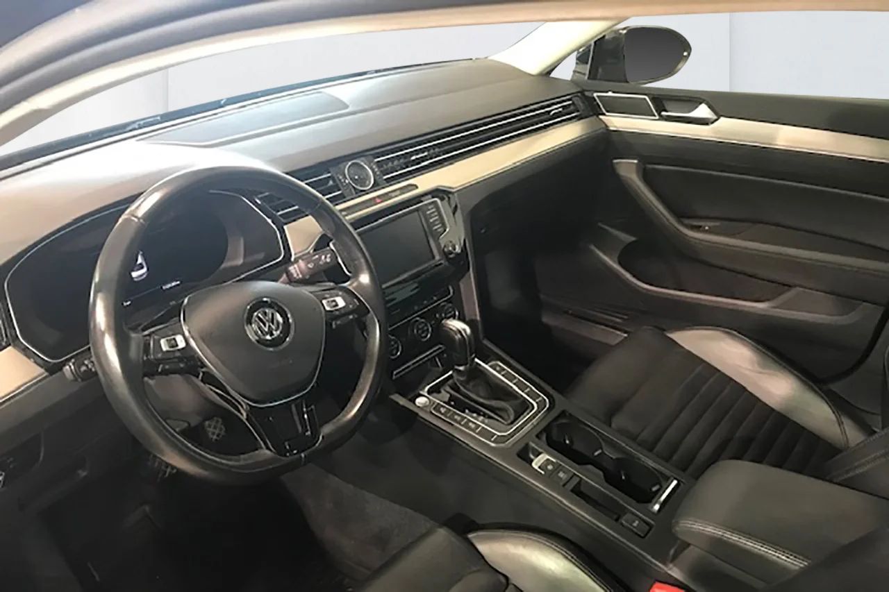 Volkswagen Passat 2.0 TDI Sedan 4M GT R-Line Executive Drag Läder Värmare 190hk – bild 9 av 12