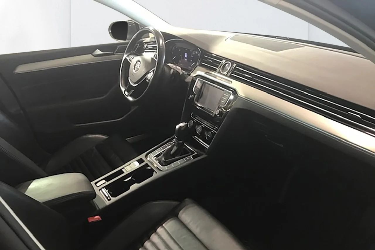 Volkswagen Passat 2.0 TDI Sedan 4M GT R-Line Executive Drag Läder Värmare 190hk – bild 11 av 12