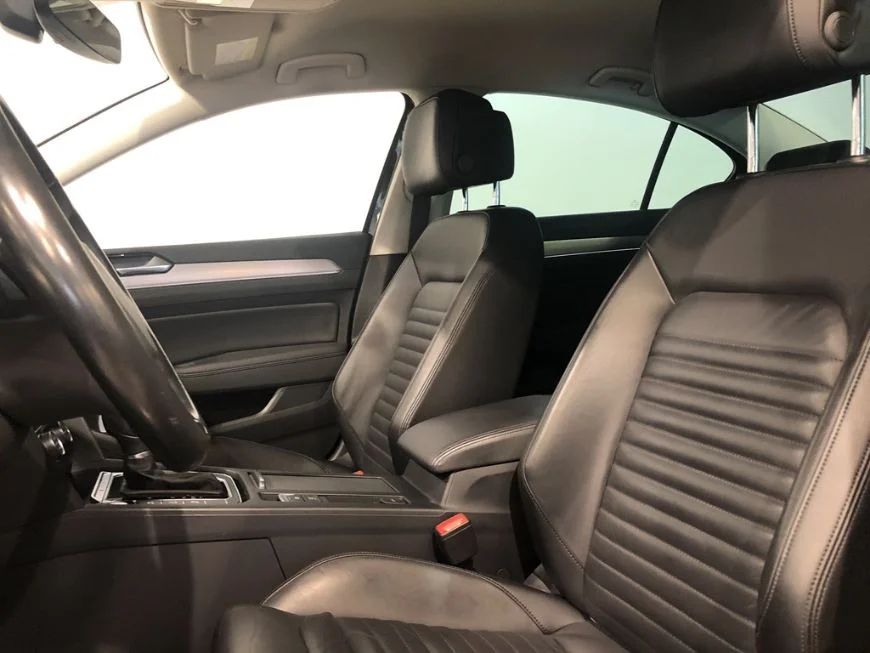 Volkswagen Passat 2.0 TDI Sedan 4M GT R-Line Executive Drag Läder Värmare 190hk – bild 8 av 12