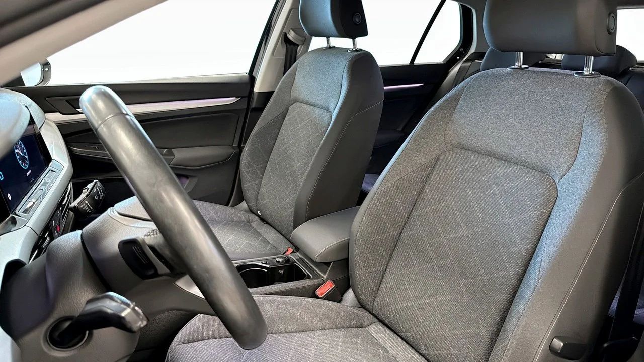 Volkswagen Golf 1.0 eTSI Aut Vinterpkt Cockpit AdaptivFH 110hk – bild 6 av 11