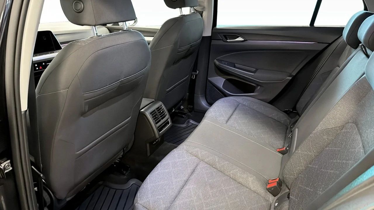 Volkswagen Golf 1.0 eTSI Aut Vinterpkt Cockpit AdaptivFH 110hk – bild 8 av 11