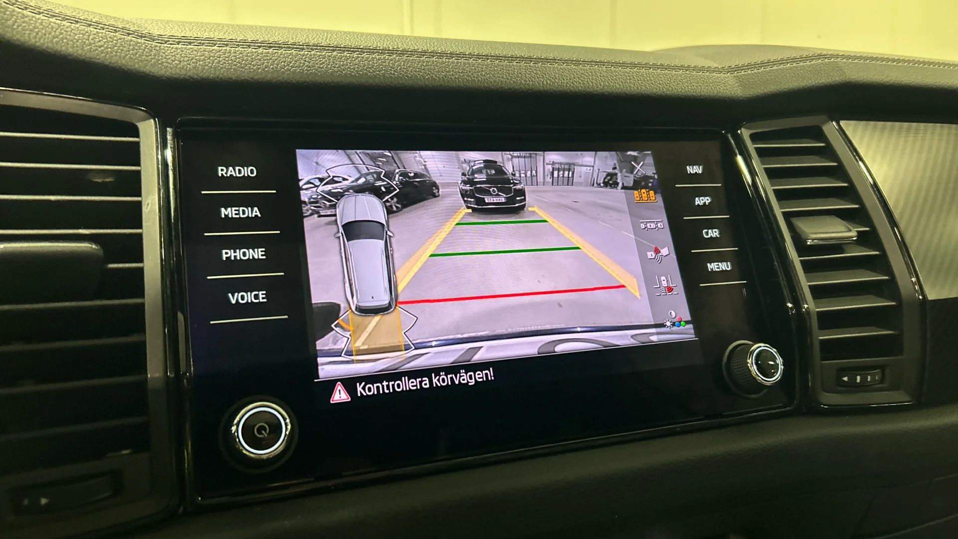 Skoda Kodiaq 2.0 TDI 4x4 Sportline Drag Pano Läder Värmare Kamera 200hk – bild 9 av 10