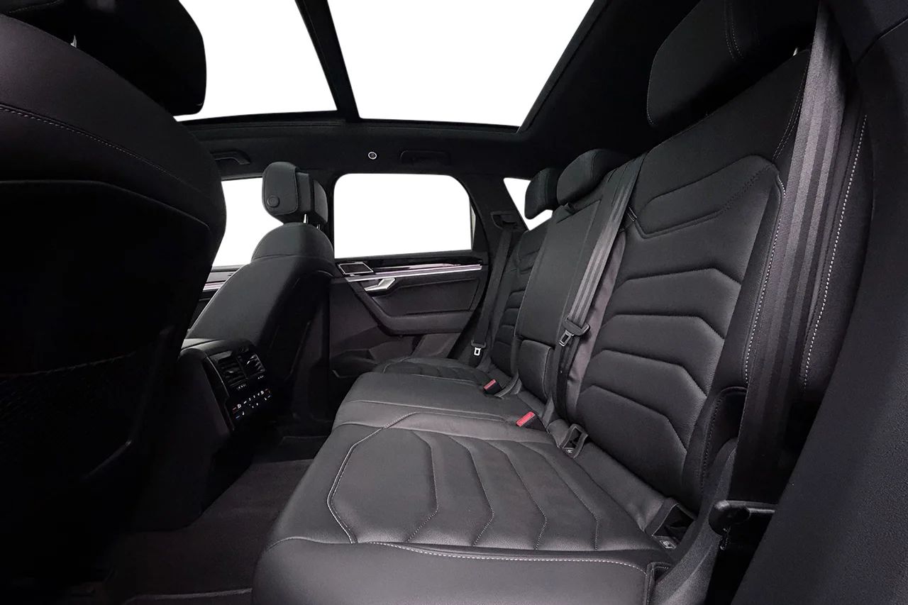 Volkswagen Touareg R eHybrid 3.0 V6 4M Drag Pano Navi HUD Luftfjädring DYNAUDIO *Se Spec* MOMS 462hk – bild 14 av 41