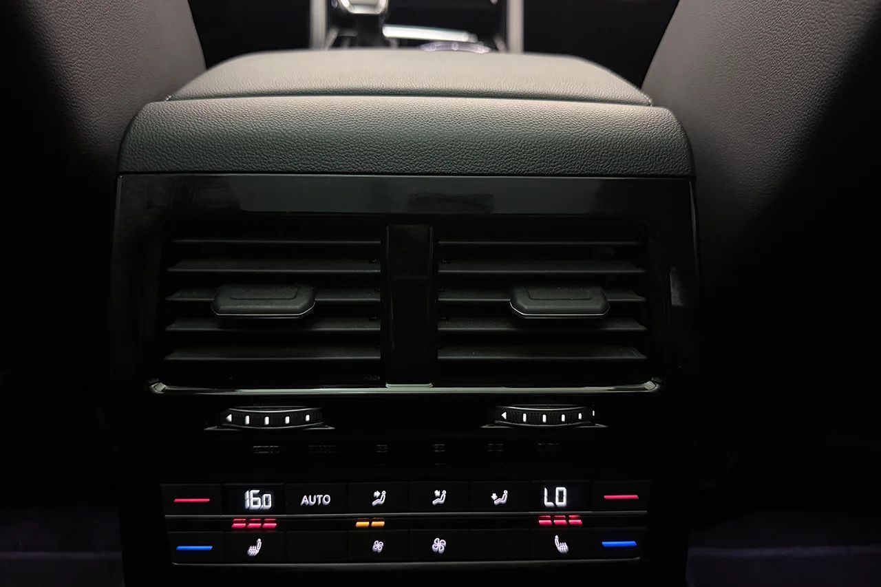 Volkswagen Touareg R eHybrid 3.0 V6 4M Drag Pano Navi HUD Luftfjädring DYNAUDIO *Se Spec* MOMS 462hk – bild 16 av 41
