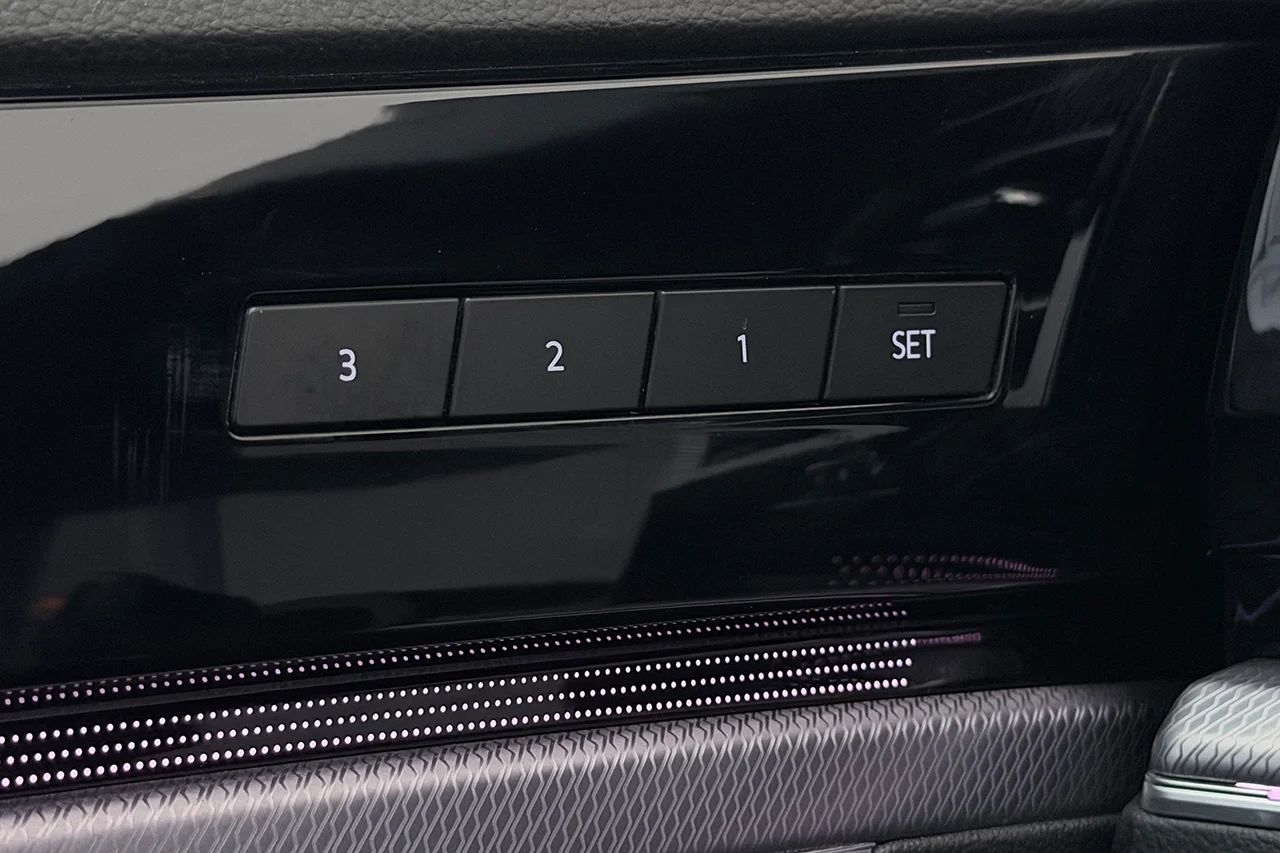 Volkswagen Touareg R eHybrid 3.0 V6 4M Drag Pano Navi HUD Luftfjädring DYNAUDIO *Se Spec* MOMS 462hk – bild 13 av 41