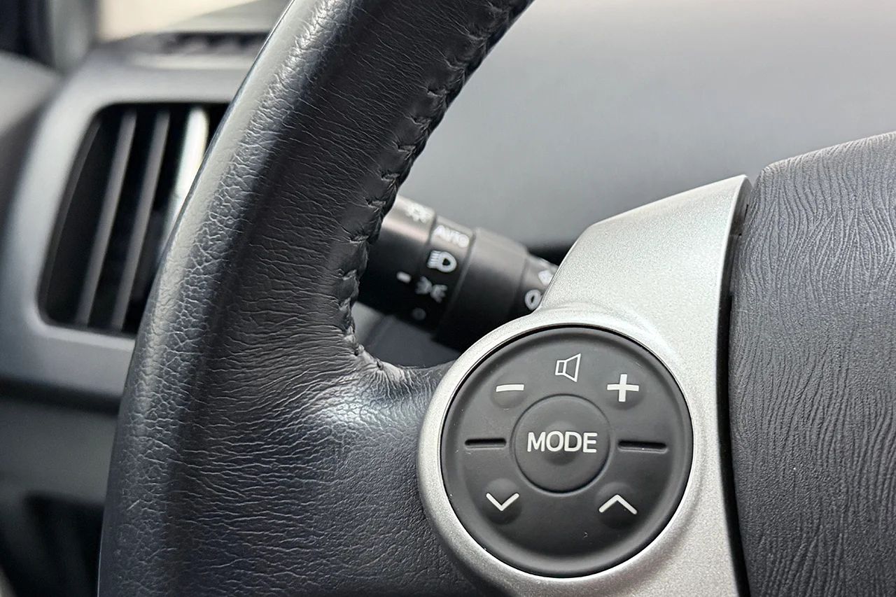 Toyota Prius Hybrid Head-Up Navi Kamera Keyless 136hk – bild 17 av 29