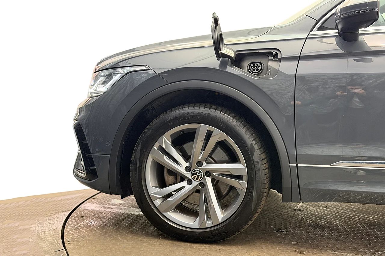 Volkswagen Tiguan eHybrid 1.4 TSI R-Line Drag Navi Kamera IQ.Light 245hk – bild 10 av 37
