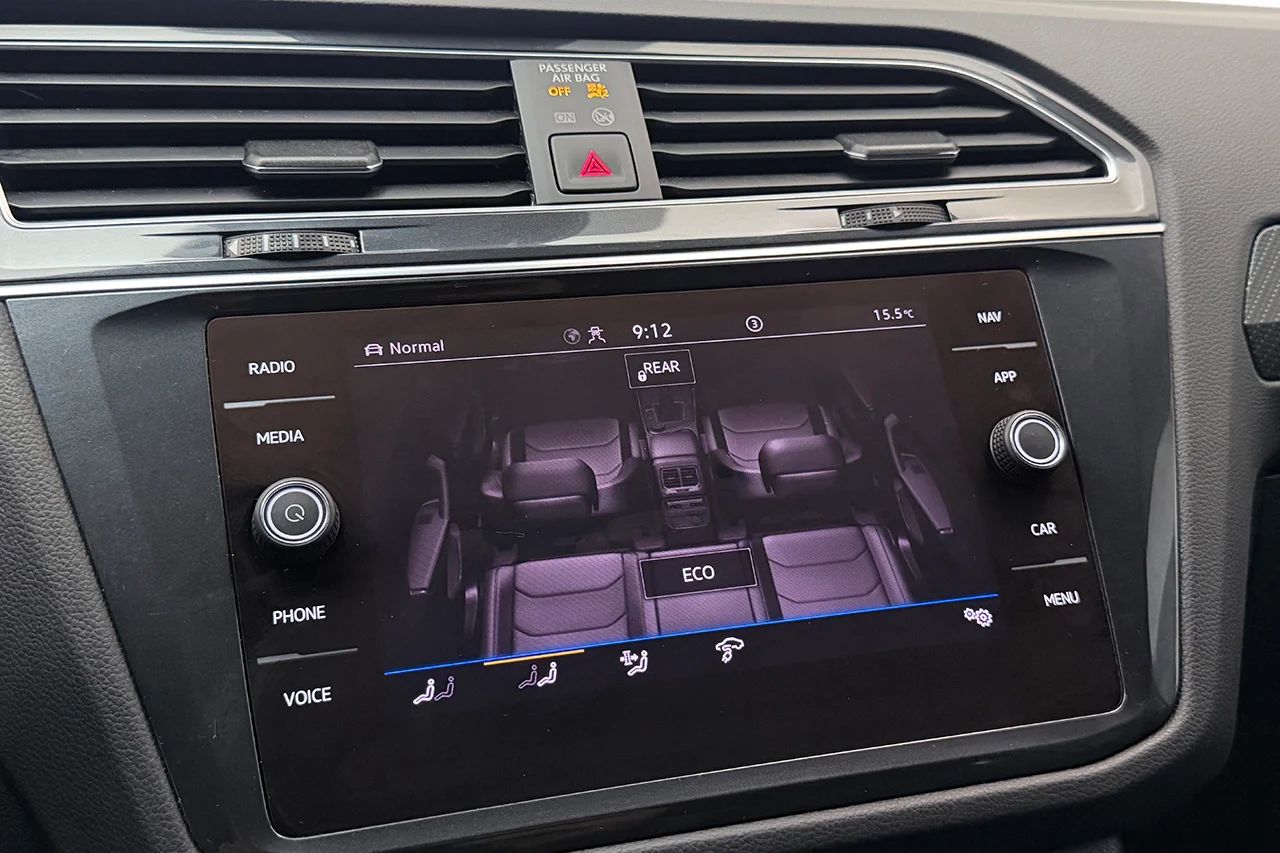 Volkswagen Tiguan eHybrid 1.4 TSI R-Line Drag Navi Kamera IQ.Light 245hk – bild 24 av 37