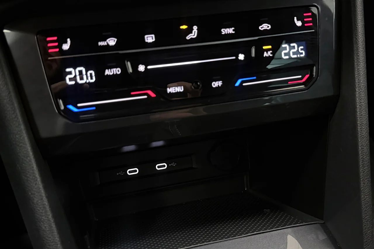 Volkswagen Tiguan eHybrid 1.4 TSI R-Line Drag Navi Kamera IQ.Light 245hk – bild 29 av 37