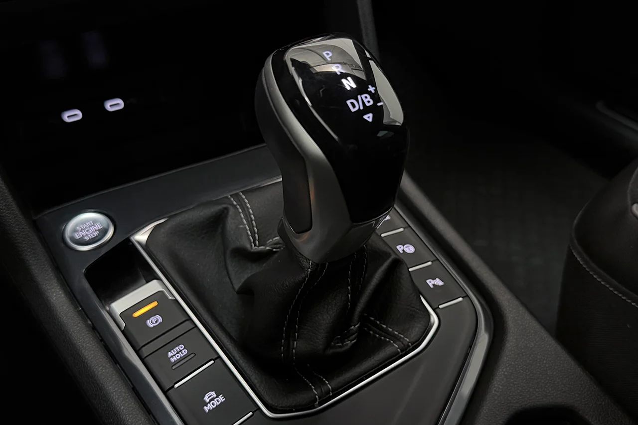 Volkswagen Tiguan eHybrid 1.4 TSI R-Line Drag Navi Kamera IQ.Light 245hk – bild 30 av 37