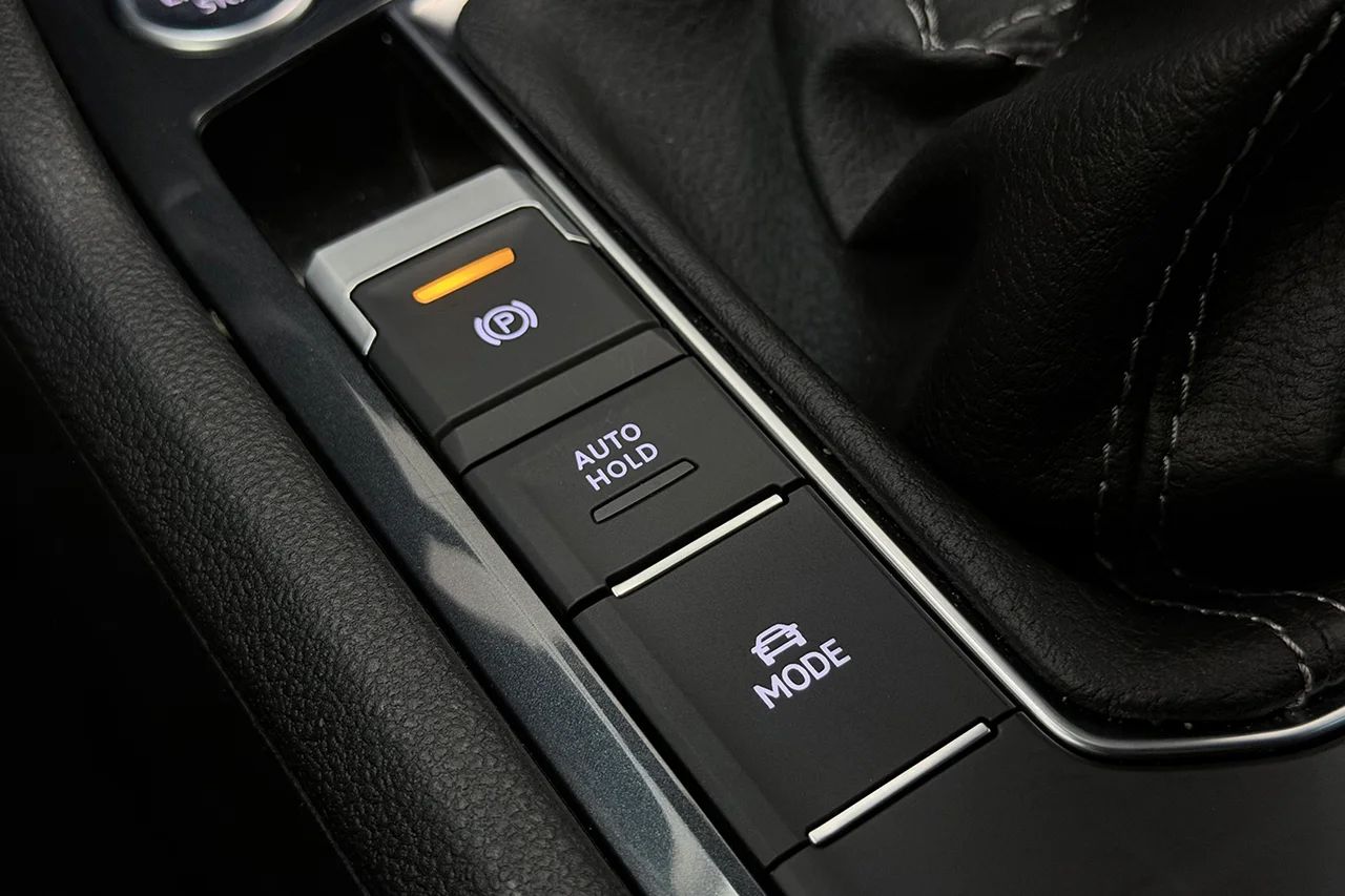 Volkswagen Tiguan eHybrid 1.4 TSI R-Line Drag Navi Kamera IQ.Light 245hk – bild 31 av 37