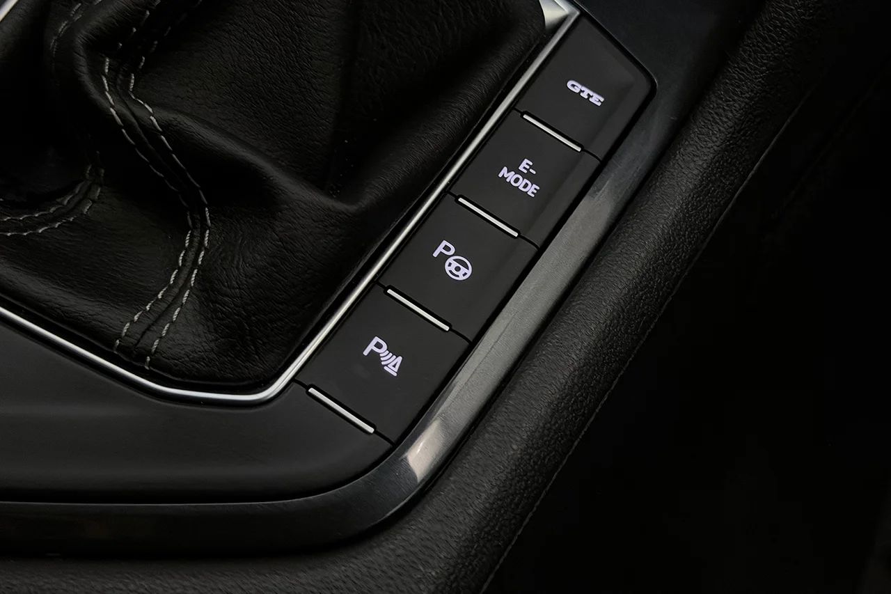 Volkswagen Tiguan eHybrid 1.4 TSI R-Line Drag Navi Kamera IQ.Light 245hk – bild 32 av 37