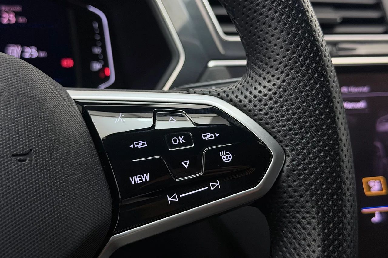Volkswagen Tiguan eHybrid 1.4 TSI R-Line Drag Navi Kamera IQ.Light 245hk – bild 19 av 37