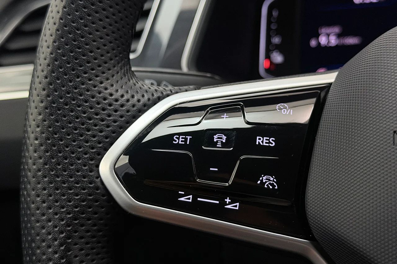 Volkswagen Tiguan eHybrid 1.4 TSI R-Line Drag Navi Kamera IQ.Light 245hk – bild 18 av 37