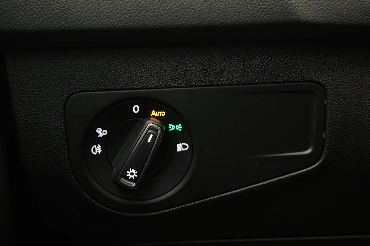 Volkswagen Tiguan eHybrid 1.4 TSI R-Line Drag Navi Kamera IQ.Light 245hk – bild 33 av 37