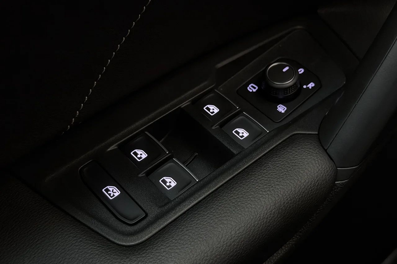 Volkswagen Tiguan eHybrid 1.4 TSI R-Line Drag Navi Kamera IQ.Light 245hk – bild 34 av 37