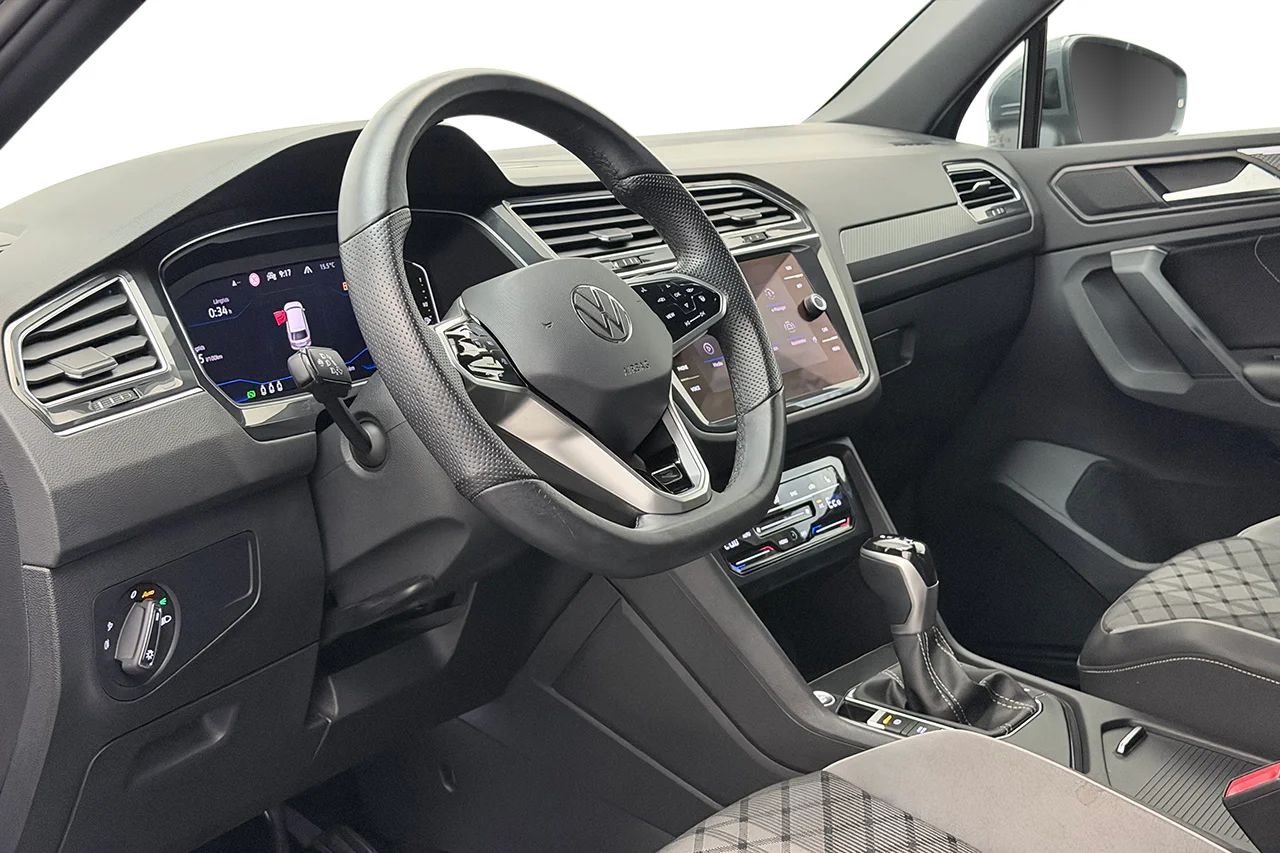 Volkswagen Tiguan eHybrid 1.4 TSI R-Line Drag Navi Kamera IQ.Light 245hk – bild 12 av 37
