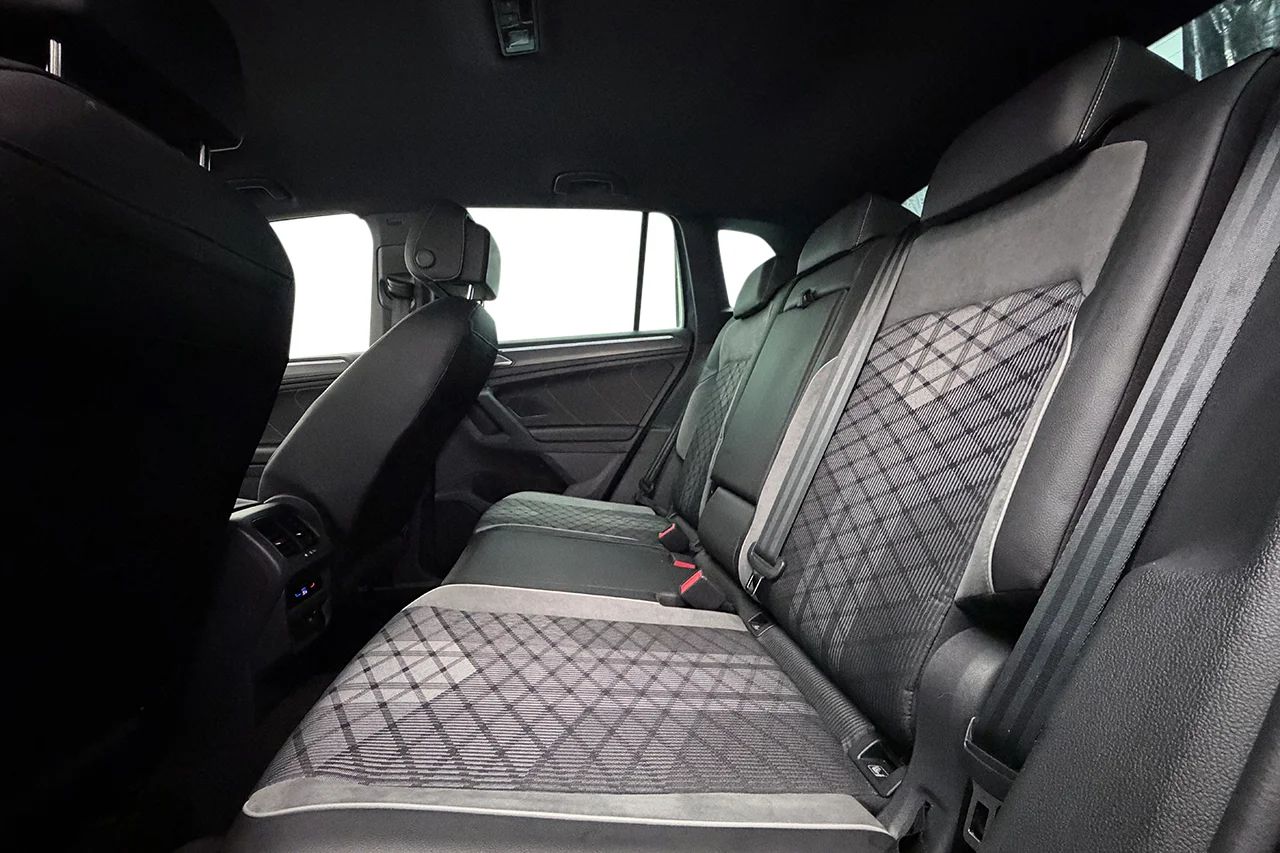 Volkswagen Tiguan eHybrid 1.4 TSI R-Line Drag Navi Kamera IQ.Light 245hk – bild 13 av 37