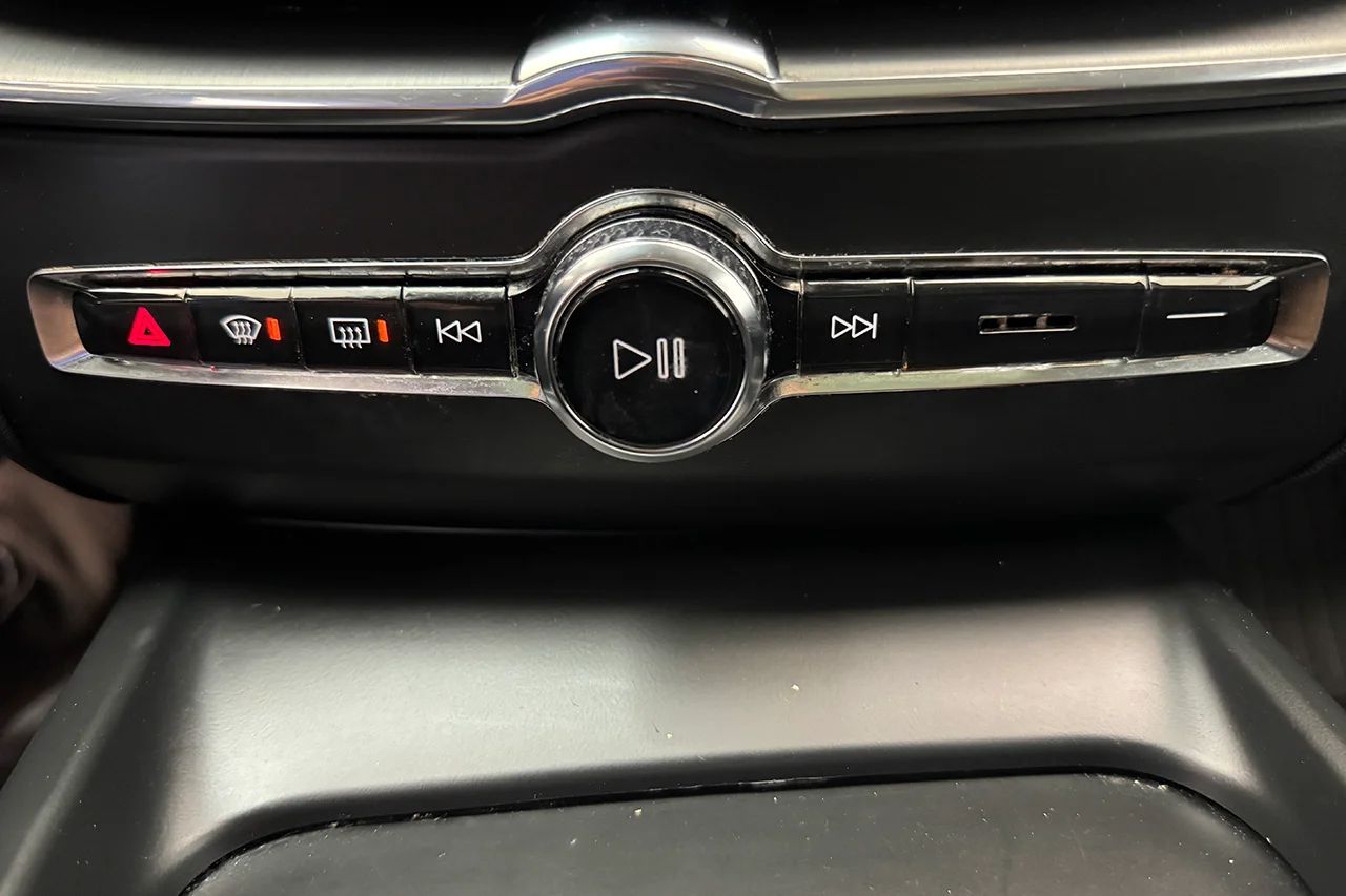 Volvo XC60 Recharge T6 AWD Drag Pano Navi Kamera BLIS MOMS 350hk – bild 27 av 36