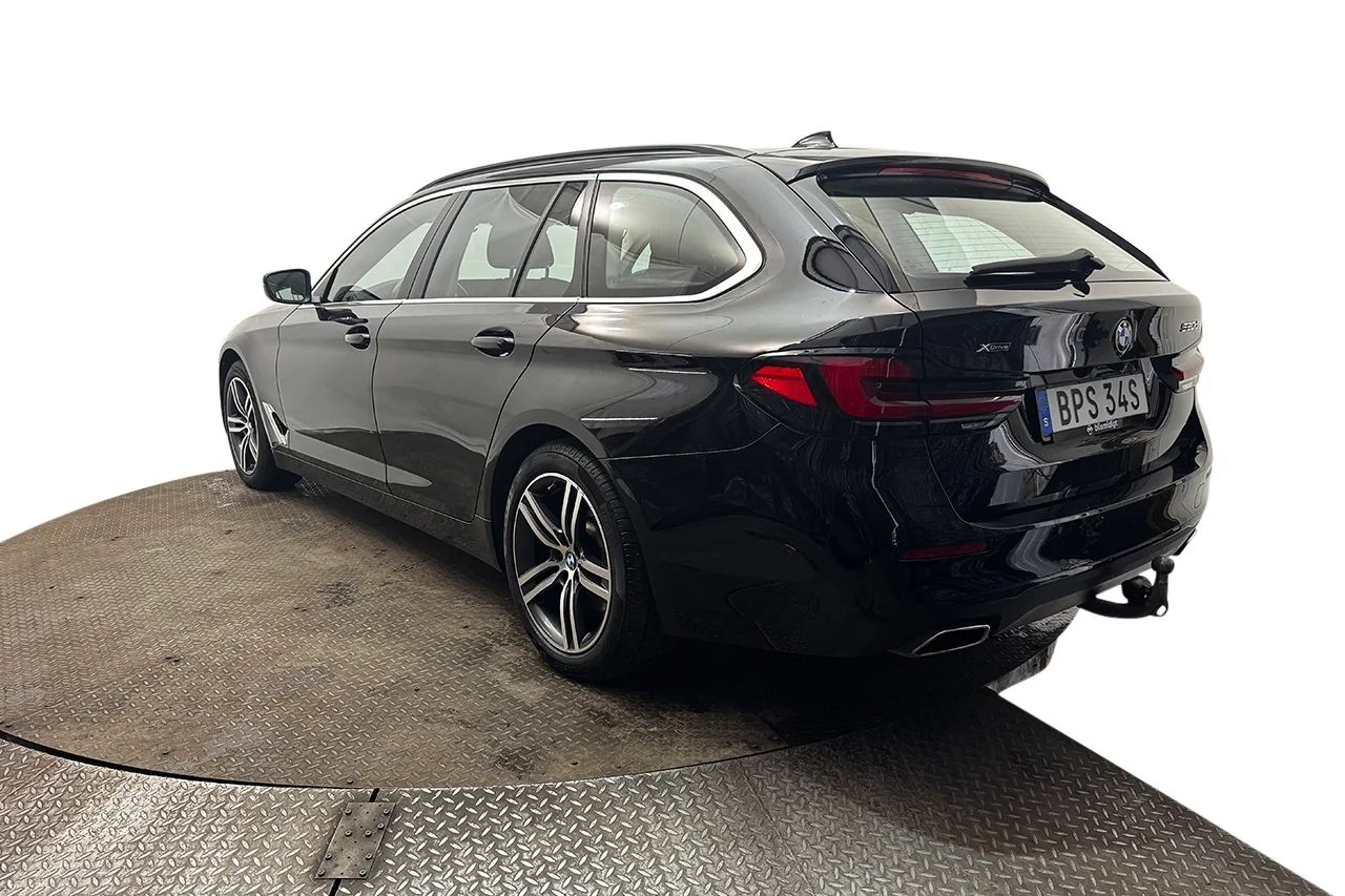 BMW 520d xDrive Touring Drag Navi Kamera Värmare DisplayKey MOMS 190hk – bild 8 av 37