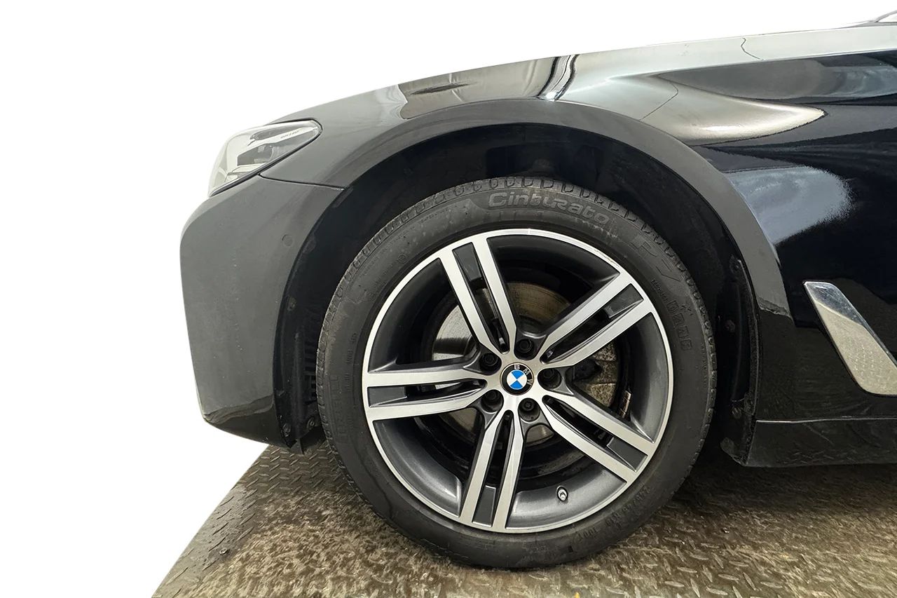 BMW 520d xDrive Touring Drag Navi Kamera Värmare DisplayKey MOMS 190hk – bild 10 av 37