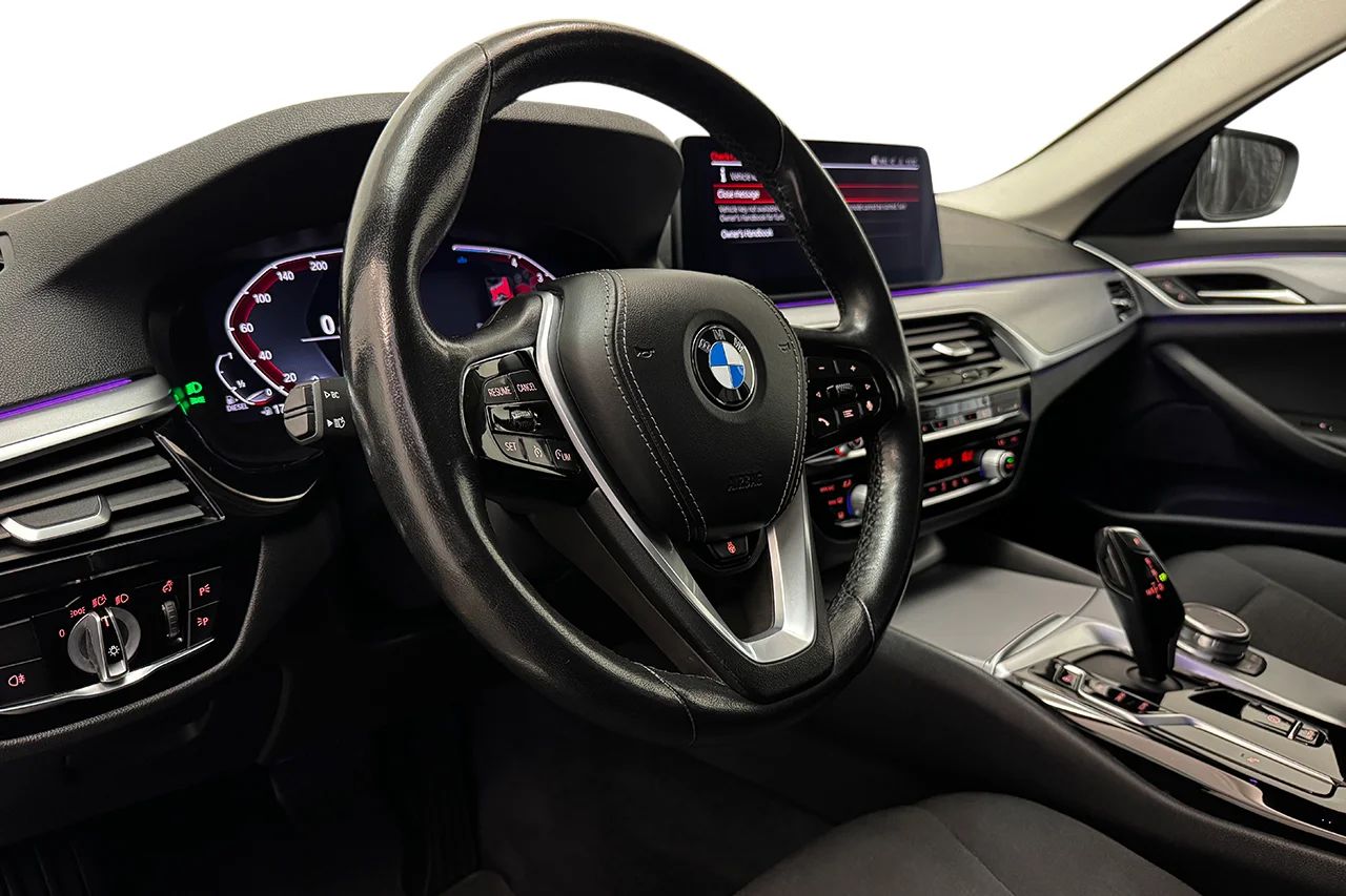 BMW 520d xDrive Touring Drag Navi Kamera Värmare DisplayKey MOMS 190hk – bild 12 av 37