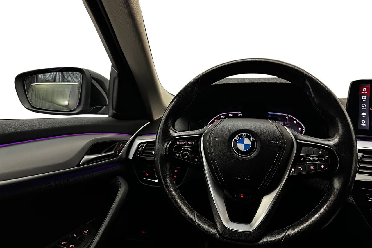 BMW 520d xDrive Touring Drag Navi Kamera Värmare DisplayKey MOMS 190hk – bild 16 av 37