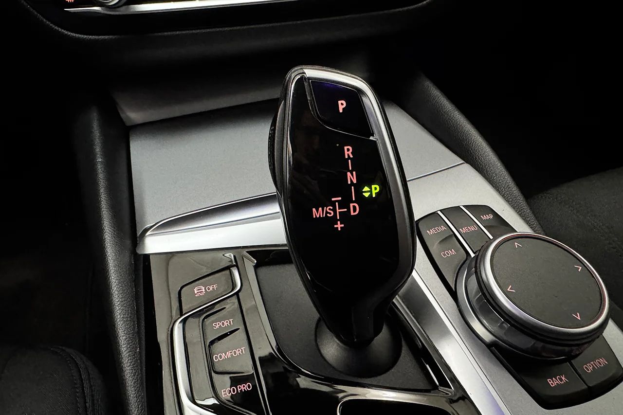 BMW 520d xDrive Touring Drag Navi Kamera Värmare DisplayKey MOMS 190hk – bild 33 av 37