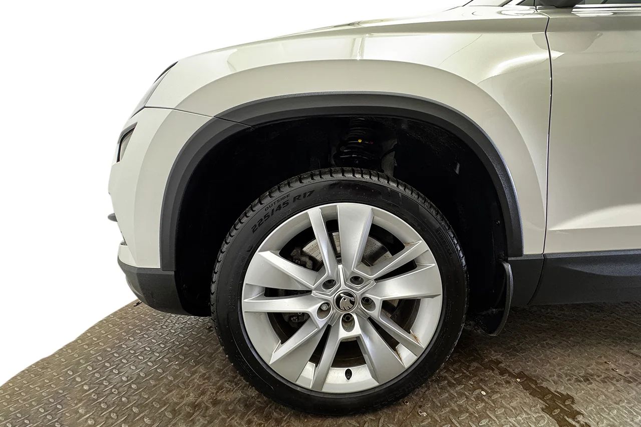 Škoda Karoq 2.0 TDI 4x4 Aut Style Drag Navi Kamera Värmare MOMS – bild 10 av 32