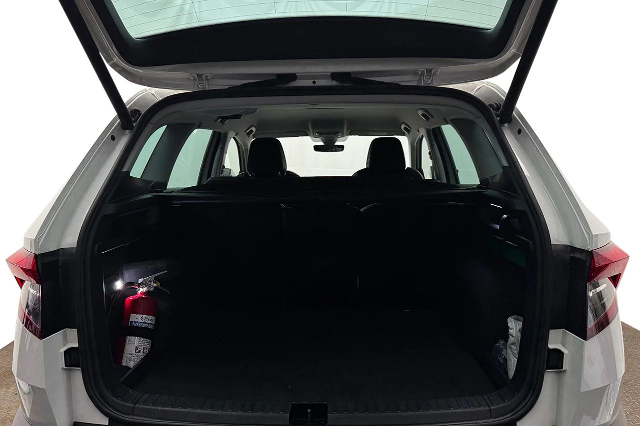 Škoda Karoq 2.0 TDI 4x4 Aut Style Drag Navi Kamera Värmare MOMS – bild 31 av 32