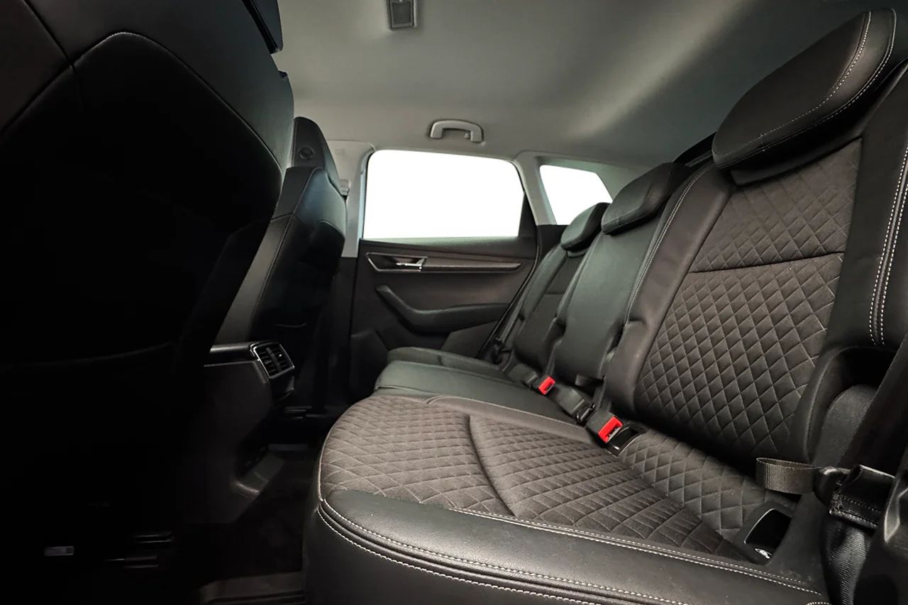 Škoda Karoq 2.0 TDI 4x4 Aut Style Drag Navi Kamera Värmare MOMS – bild 13 av 32