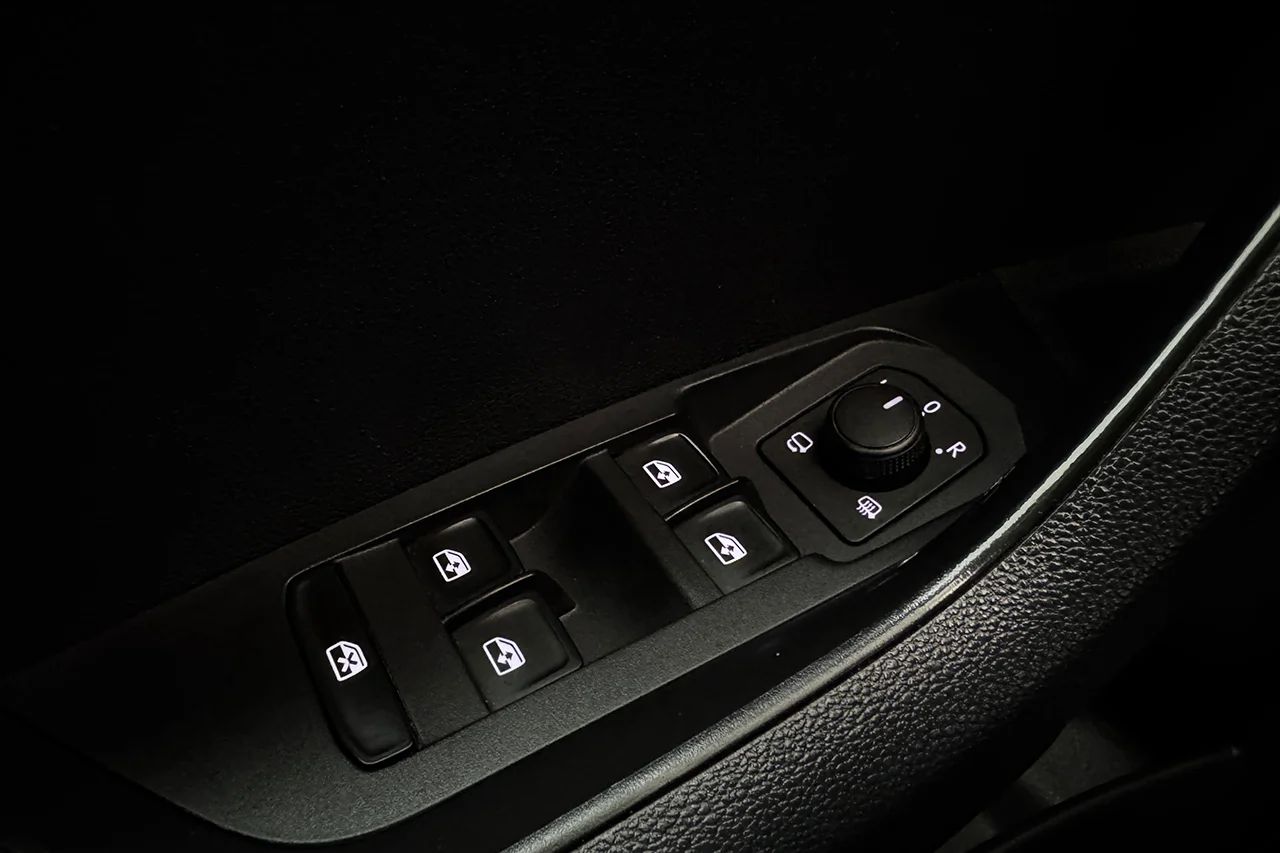 Škoda Karoq 2.0 TDI 4x4 Aut Style Drag Navi Kamera Värmare MOMS – bild 30 av 32