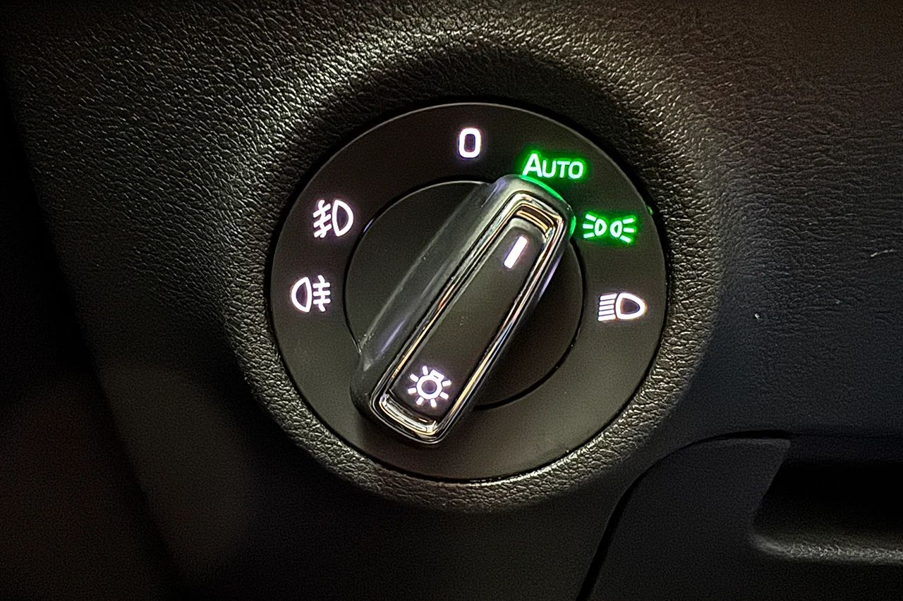 Škoda Karoq 2.0 TDI 4x4 Aut Style Drag Navi Kamera Värmare MOMS – bild 29 av 32