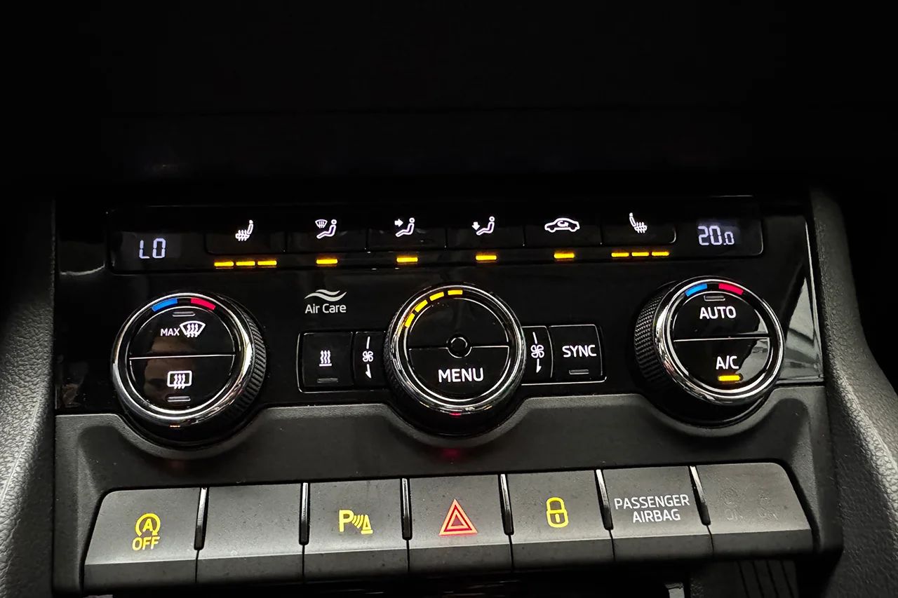 Škoda Karoq 2.0 TDI 4x4 Aut Style Drag Navi Kamera Värmare MOMS – bild 25 av 32