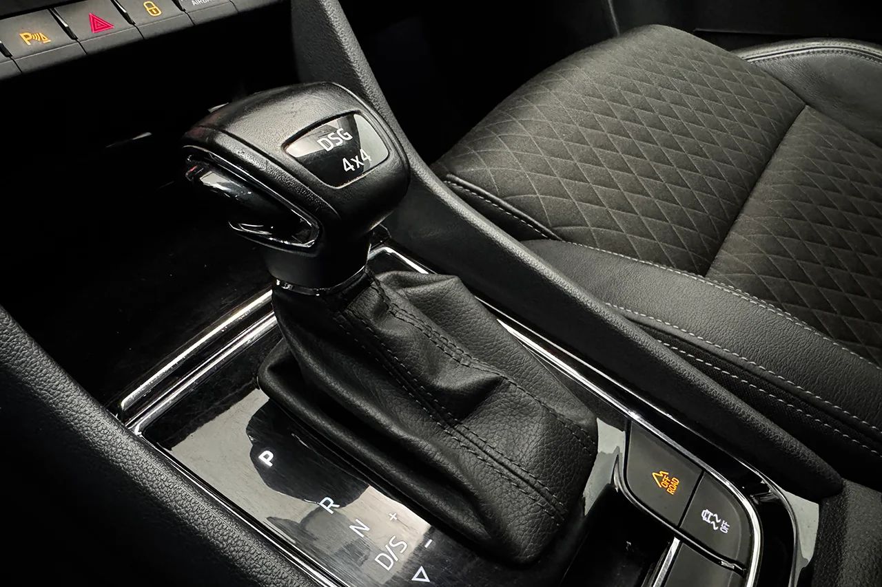 Škoda Karoq 2.0 TDI 4x4 Aut Style Drag Navi Kamera Värmare MOMS – bild 26 av 32