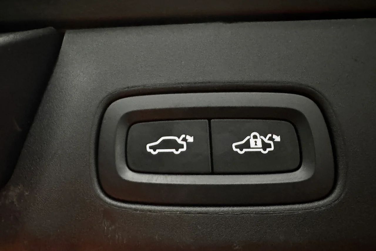 Volvo V90 T6 Plug-In Hybrid AWD Drag Navi 360° Kameravy BLIS Värmare H/K MOMS 350hk – bild 32 av 33