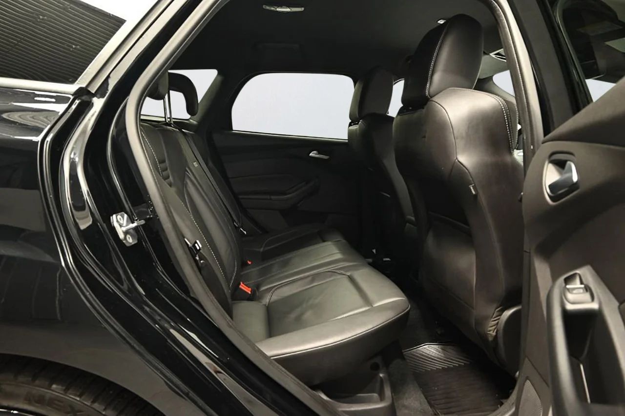 Ford Focus ST Kombi Aut Läder Elsäte Keyless Filassist 185hk – bild 13 av 25