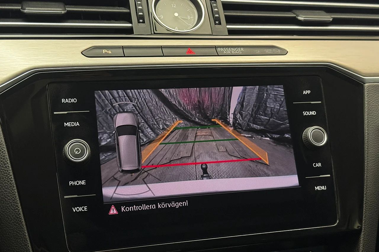Volkswagen Passat SC 2.0 TDI 4M GT R-Line Drag Läder Kamera Värmare Cockpit – bild 23 av 37
